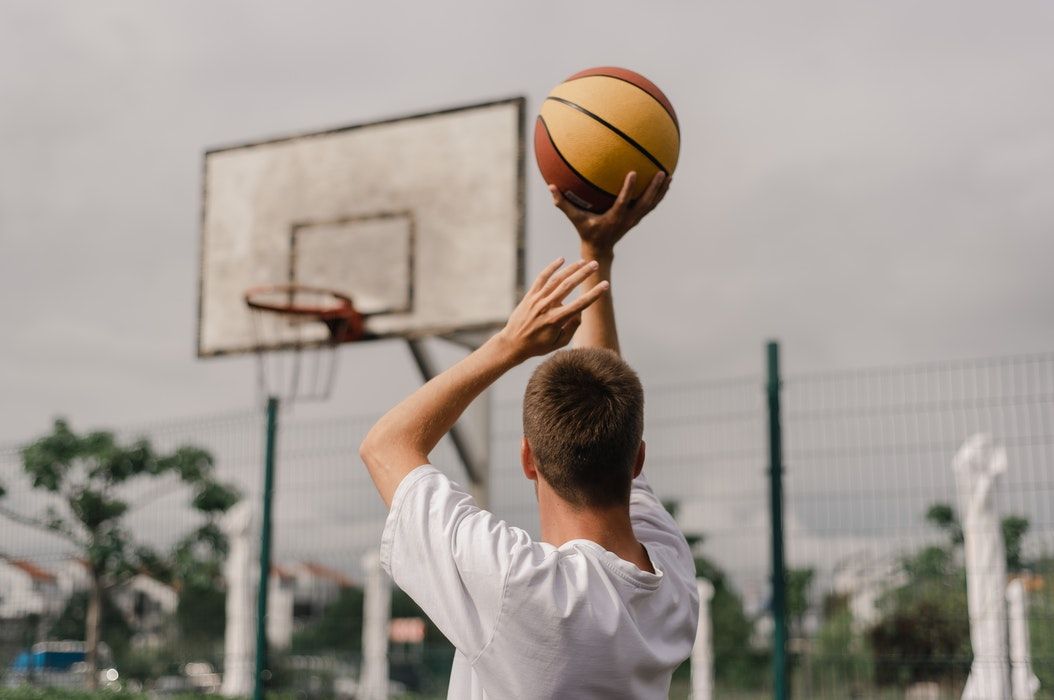 Menguasai Permainan - Pelajari 8 Teknik Dasar Bola Basket untuk Pemula