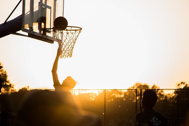 Menyelami Dunia Bola Basket - Bola basket adalah salah jenis permainan dengan menggunakan bola